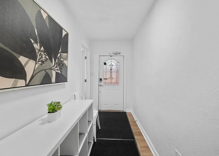 Bloomfield C Stylish And Cozy Private Bedroom, Shared Bathroom, With Free Parking *