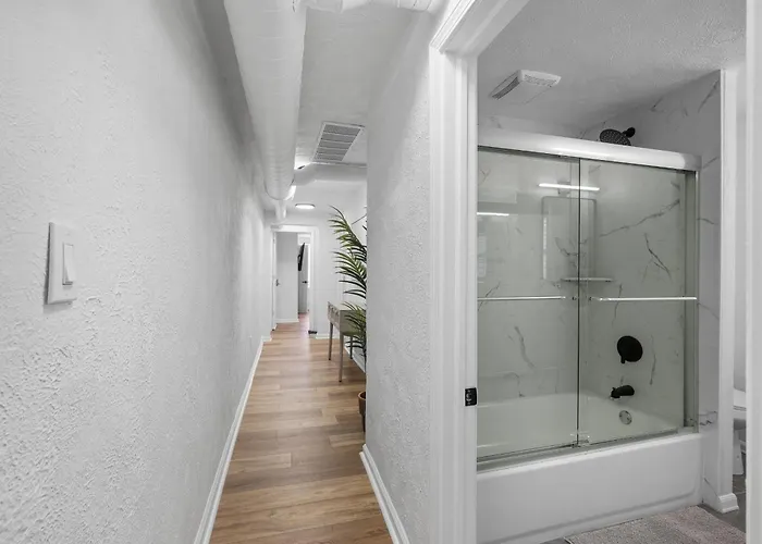 Bloomfield C Stylish And Cozy Private Bedroom, Shared Bathroom, With Free Parking Homestay *