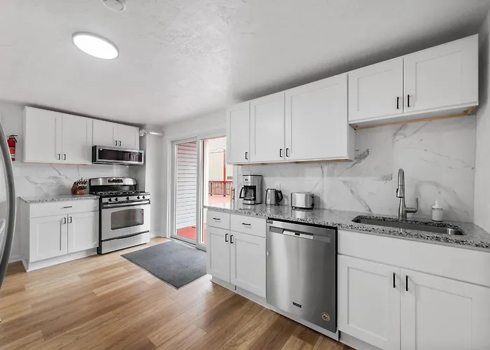 Bloomfield C Stylish And Cozy Private Bedroom, Shared Bathroom, With Free Parking