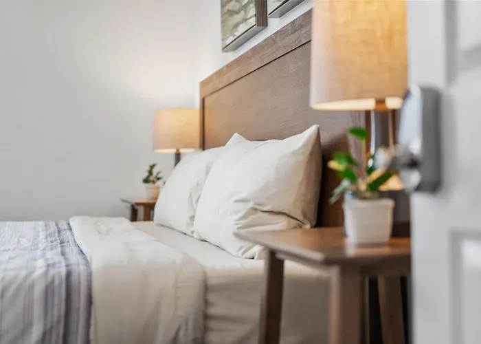 Bloomfield C Stylish And Cozy Private Bedroom, Shared Bathroom, With Free Parking Homestay *